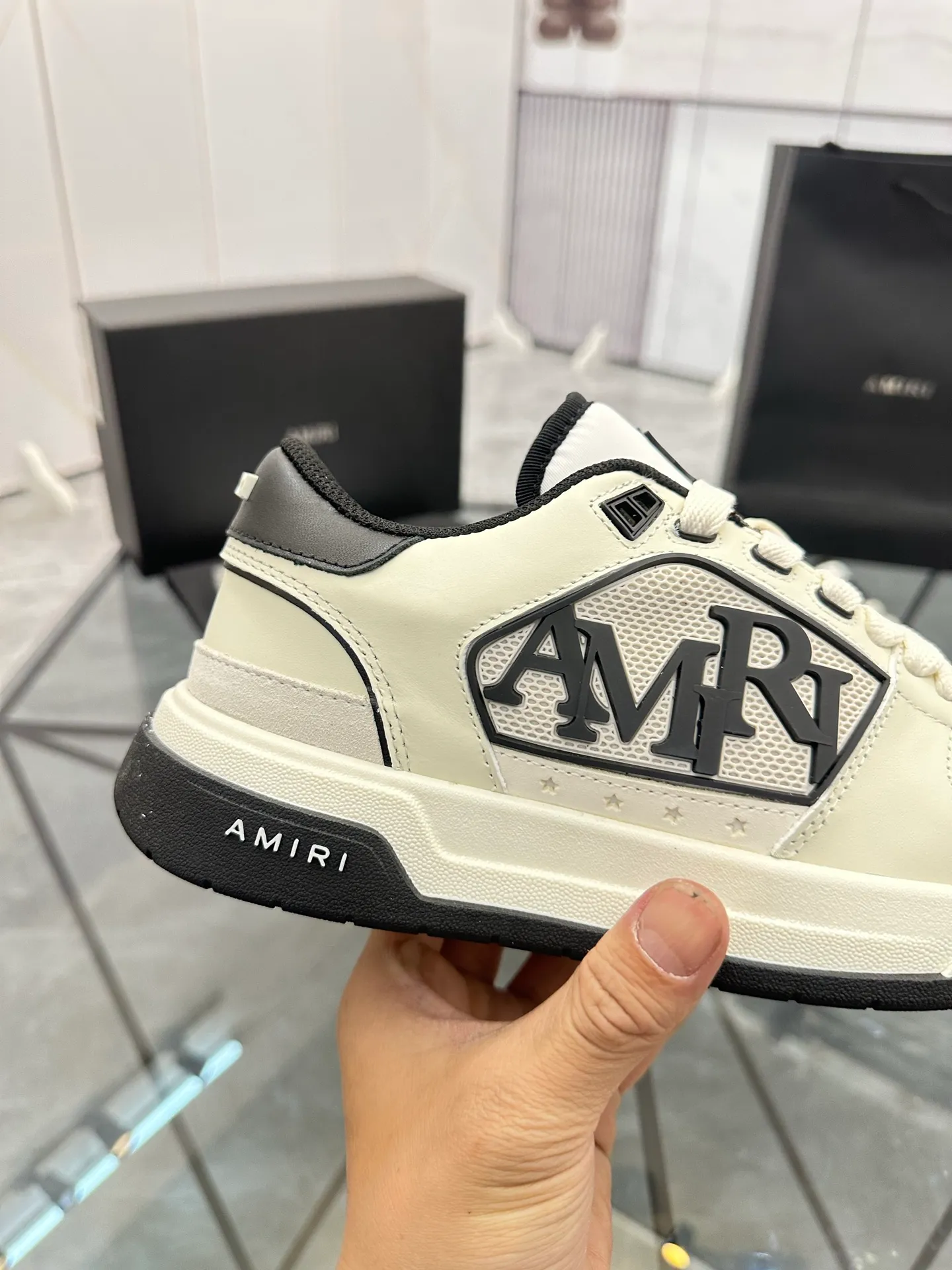 Men's shoes: 💰P660¥ Guangzhou top quality Product trademark: AMIRI* "Amir*" low-top casual shoes Regular size: 39-44 (can be customized to 45) Product material: upper imported first-layer cowhide stitching original material, breathable lining, original outsole. Number: 525